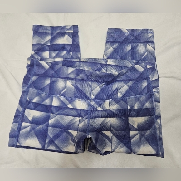Athleta Pants - Athleta Geometric Pattern Cropped Leggings!